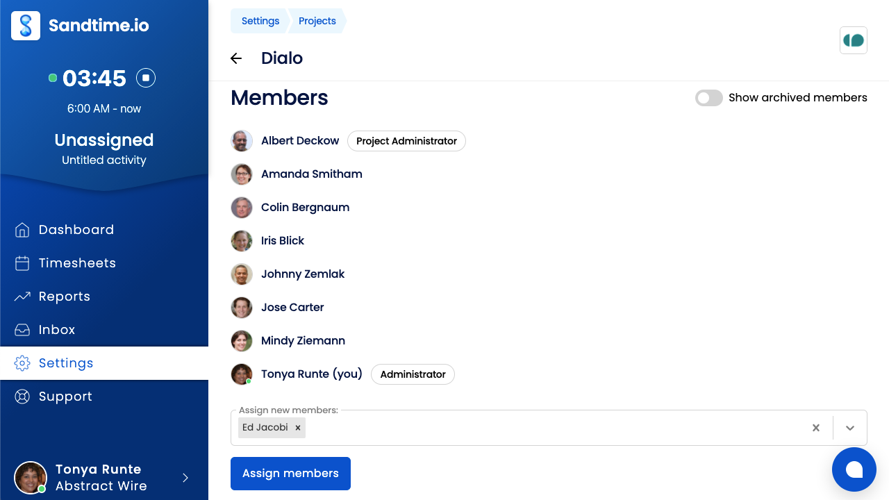 Sekcja Członkowie projektu w ustawieniach Sandtime.io z listą członków i odznakami ról obok ich nazw - Administrator projektu przy jednym, Administrator przy drugim - nad polem **Przypisz nowych członków**.