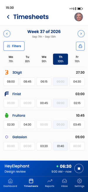 L'écran des feuilles de temps Sandtime.io sur iPhone, avec la semaine sous forme de grille de jours et les heures saisies pour chaque projet